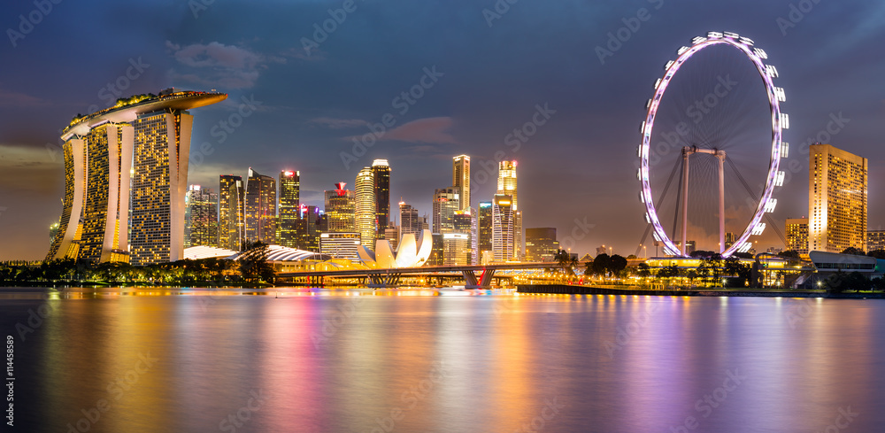 Fototapeta premium Singapore Skyline and view of Marina Bay at Dusk