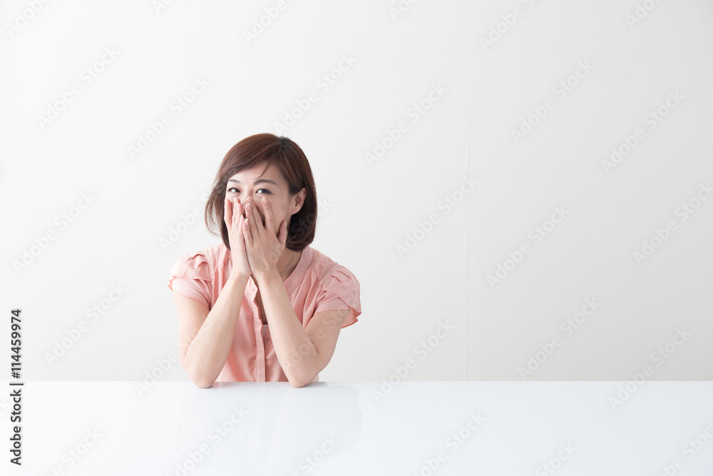 ミドル女性・白バック