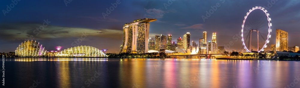Obraz premium Singapore Skyline and view of Marina Bay at Dusk