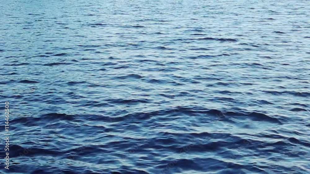 Wasserwellen auf einem Fluss am fruehen Abend eines schönen Sommertages Wasserwellen auf einem Fluss am fruehen Abend eines schönen Sommertages