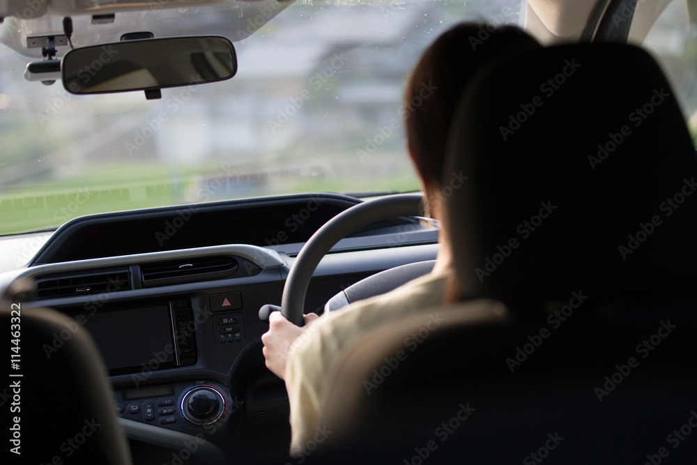 運転する女性