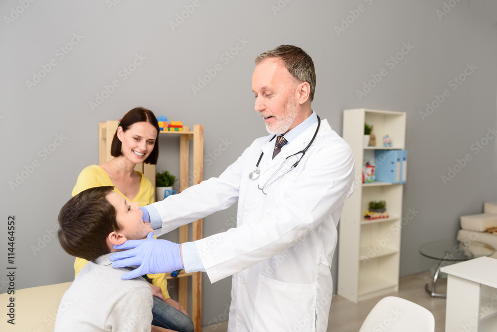 Obraz premium Pediatrician doctor examining child