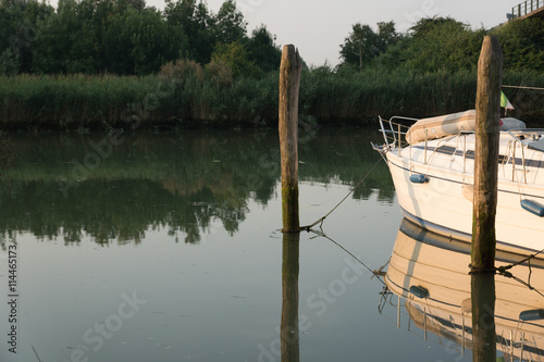 Segelboot vor Anker im Morgenlicht