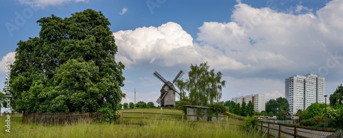 Vom Dorf zur Stadt: Windmühle und Plattenbauten in Berlin-Marzahn photo