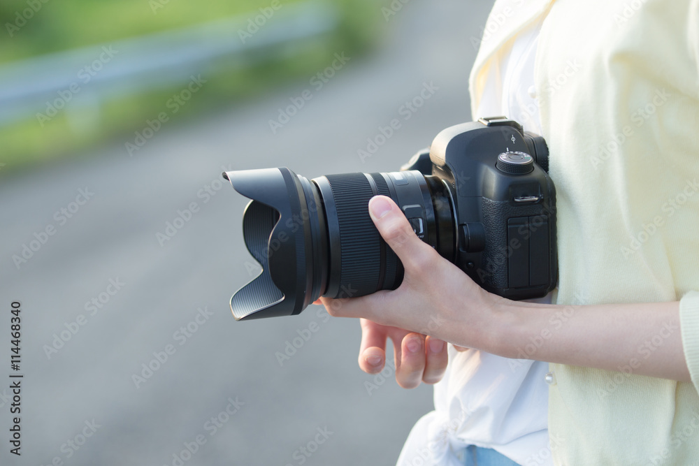 一眼レフを持つ女性 手元 Stock 写真 Adobe Stock