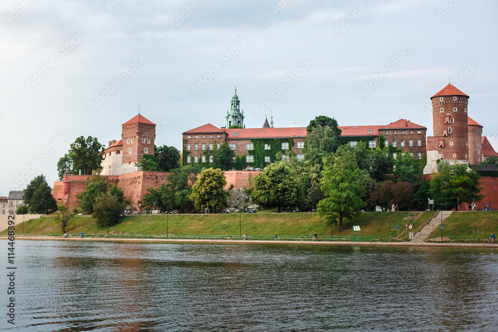 Obraz premium Wawel Castle in Krakow, Long River and stone walls