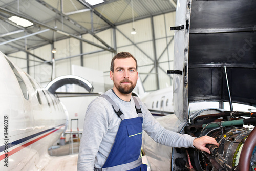 Portrait Flugzeugmechaniker im Hangar // portrait aircraft mechanic
