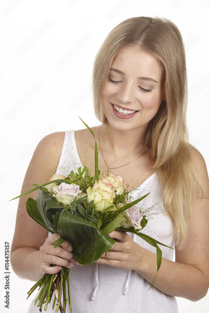 Junge blonde Frau hält einen Strauß Blumen (Rosen)