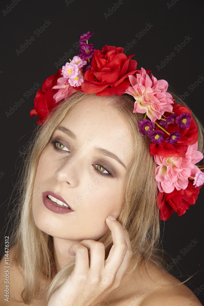 Junge blonde Frau mit Blumenkranz Junge blonde Frau mit Blumenkranz
