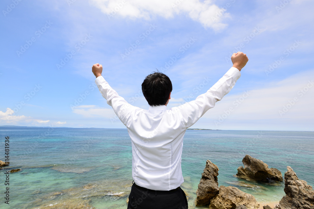 沖縄の美しいビーチで寛ぐ男性