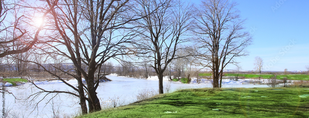 Obraz premium Floating of ice on the river