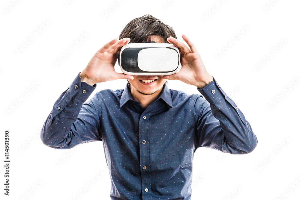 VRゴーグルを身に着けている男性,バーチャルリアリティ体験 VRゴーグルを身に着けている男性,バーチャルリアリティ体験
