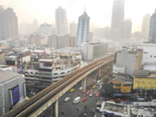 blur photo de focoused city building and metro rail