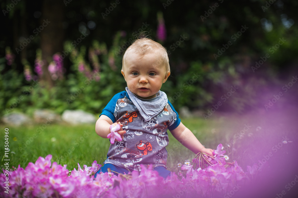 Baby erkundet den Garten