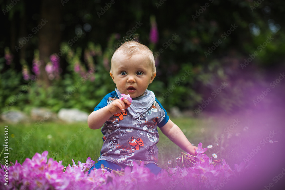 Naklejka premium Baby wird überrascht