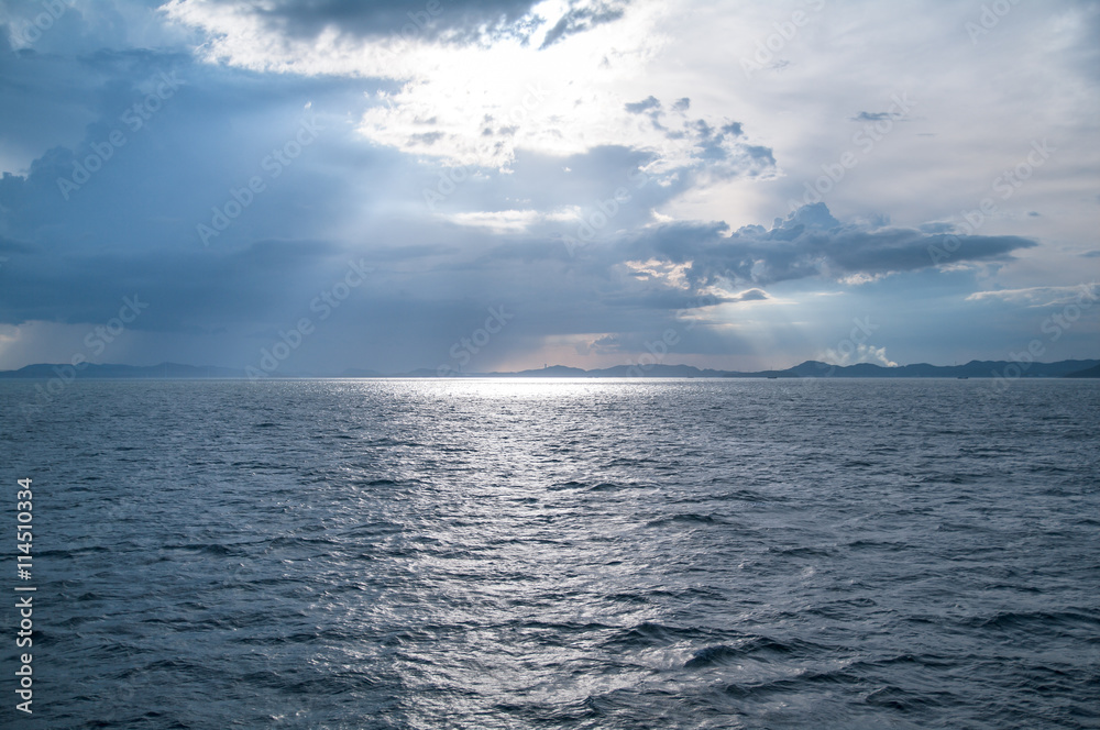 Obraz premium 瀬戸内海 雲間からの光