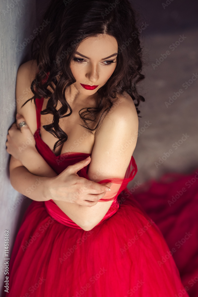 Φωτογραφία portrait of sensual woman in a long gorgeous red dress