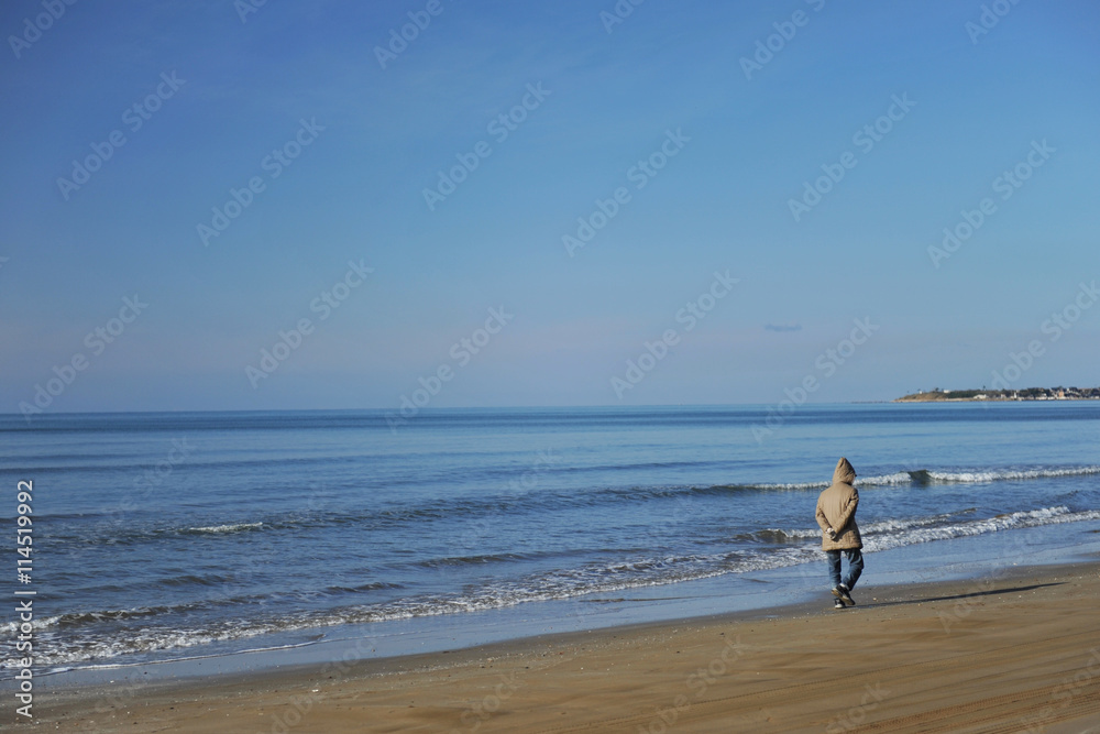 海辺を散歩する人