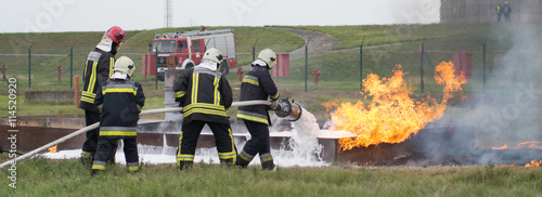 Fighting fire with a foam extinguisher