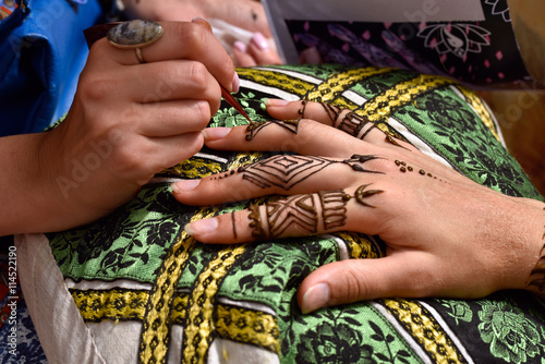 Master decorated with ornaments hand devushkenae