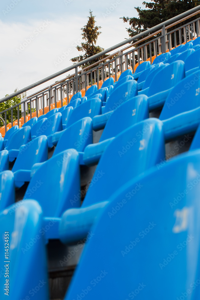 Naklejka premium Rows of empty chairs on a soccer stadium
