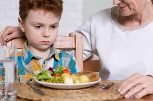 Quadro su tela Persuading him to eat a portion of healthy food