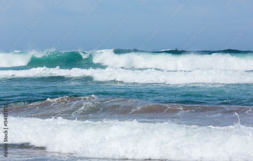 Fototapeta premium Burza morska. Widok z plaży.
