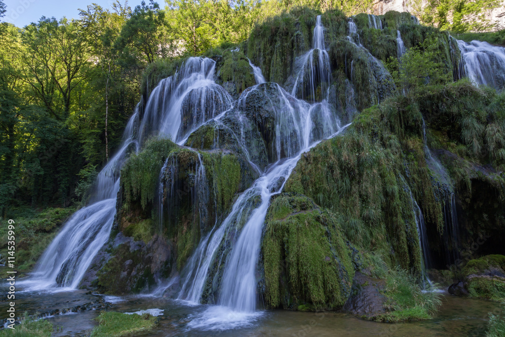 Obraz premium Cascade des tufs de Baume -les -messieurs.