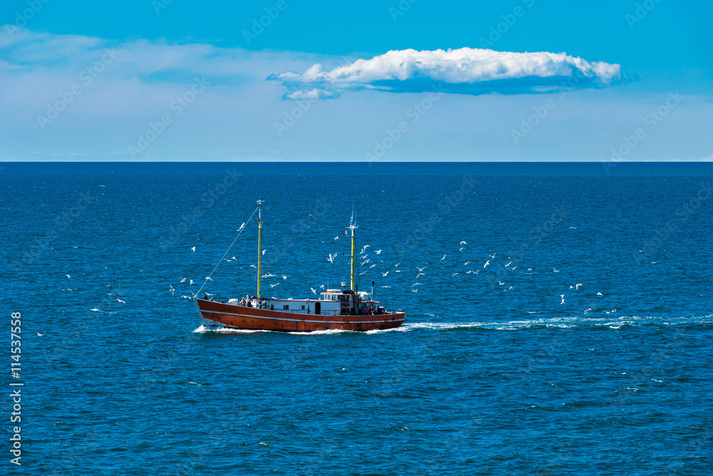 Fototapeta premium Ein Fischerboot auf der Ostsee