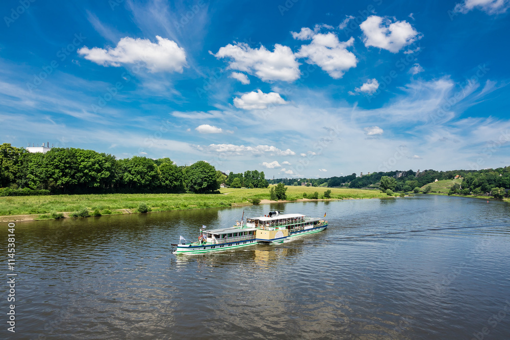 Fahrgastschiff auf der Elbe bei Dresden