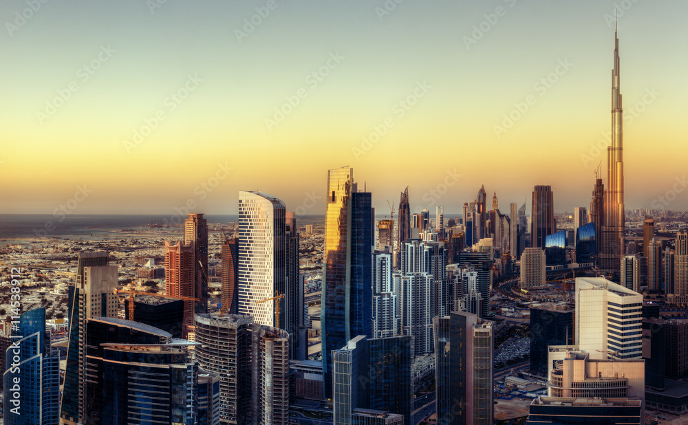 Obraz premium Fantastyczny Dubaj góruje o zachodzie słońca. Sylwetka na tle nieba.