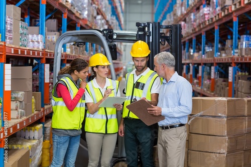 Manager talking with the workers © WavebreakmediaMicro