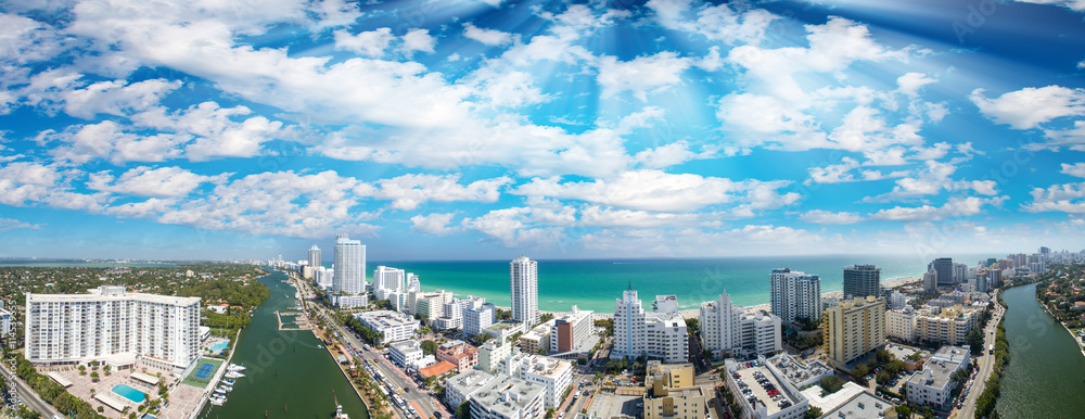 Fototapeta premium Widok z lotu ptaka Miami Beach o zachodzie słońca. Niesamowita panoramiczna panorama