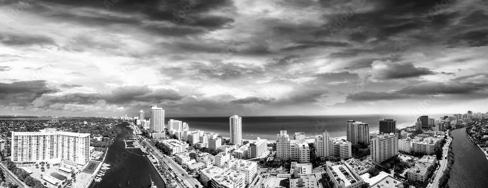 Obraz premium Black and white panoramic aerial view of Miami South Beach