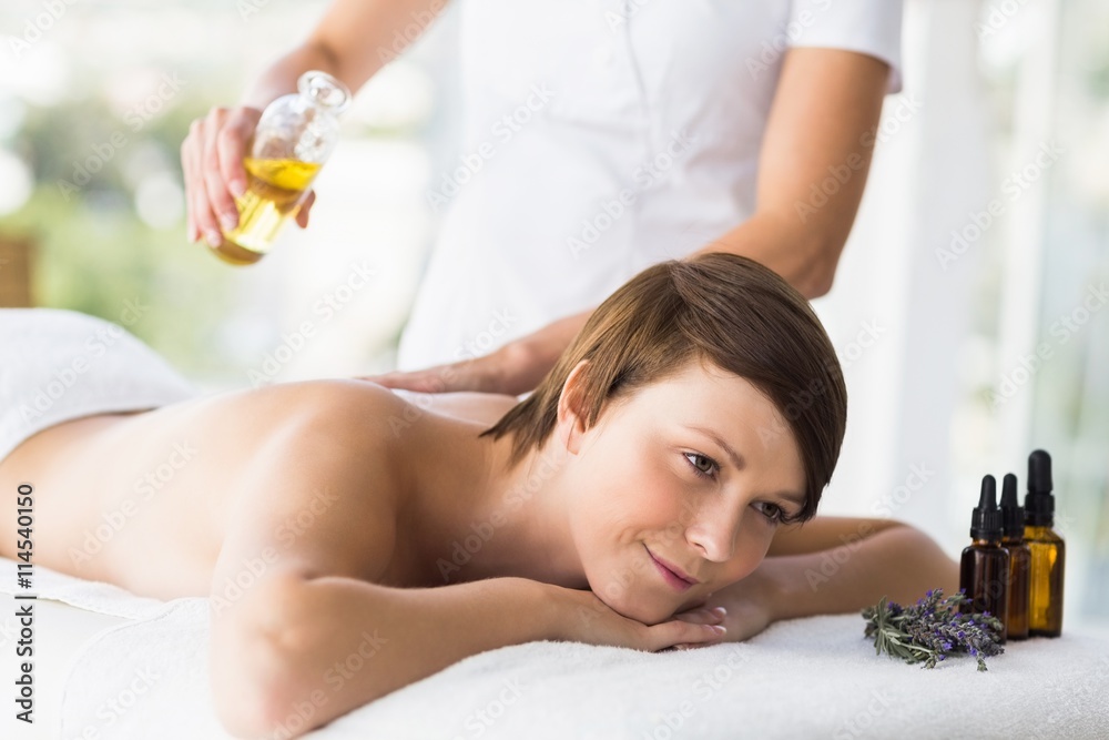 © WavebreakMediaMicro - Midsection of massuer pouring oil on woman back © WavebreakMediaMicro - Midsection of massuer pouring oil on woman back