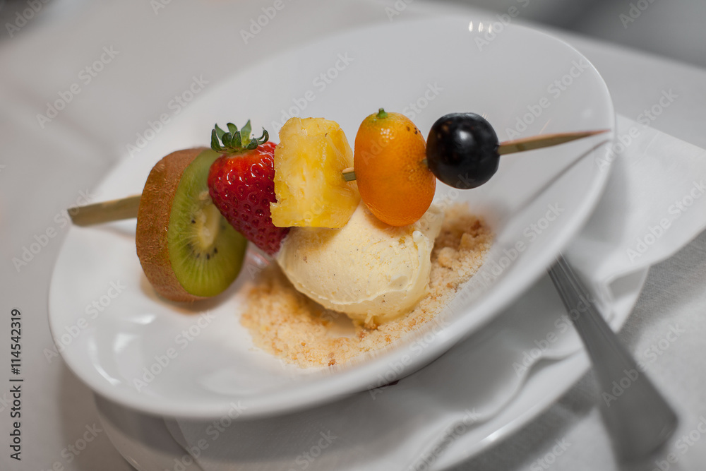 gelato con spiedino di frutta fesca