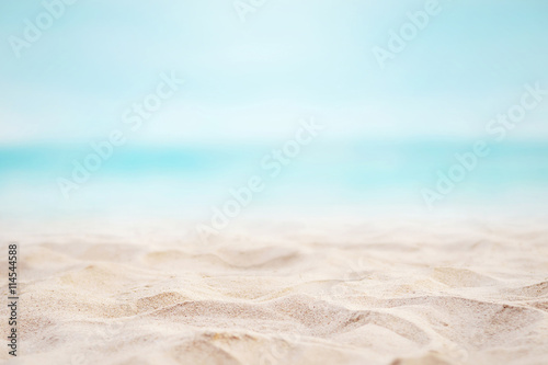 Photo Close up sand with blurred sea sky background, summer day, copy space or for product