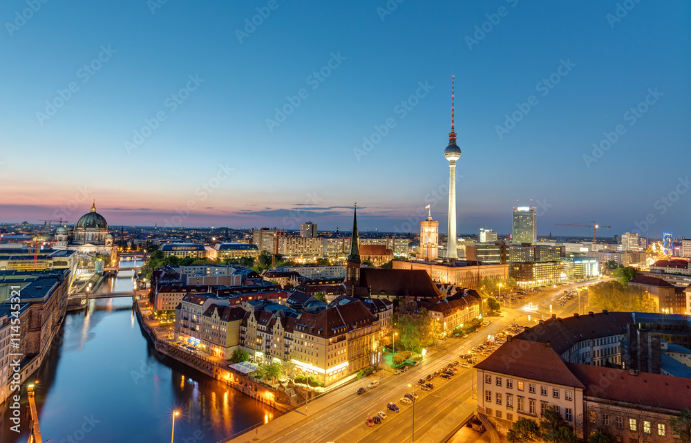 Obraz premium The Berlin skyline with the famous Television Tower at night