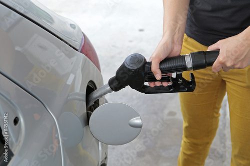 mujer repostando combustible