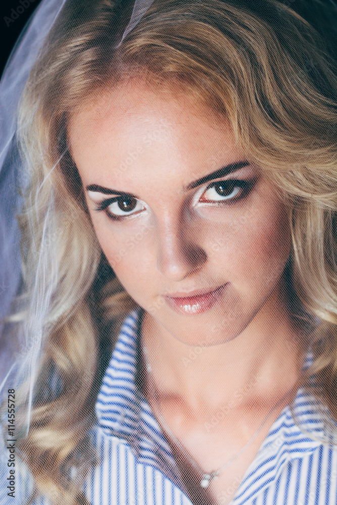 Naklejka premium Portrait of the bride in the morning while dressing