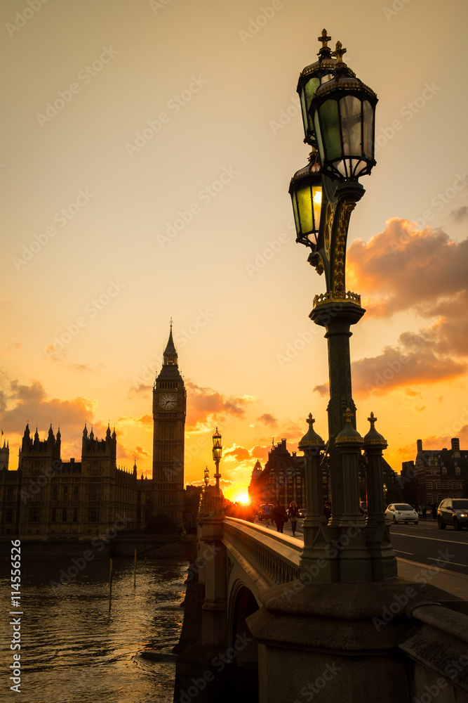 Houses of Parliament in silhoutte and Westminster Bridge