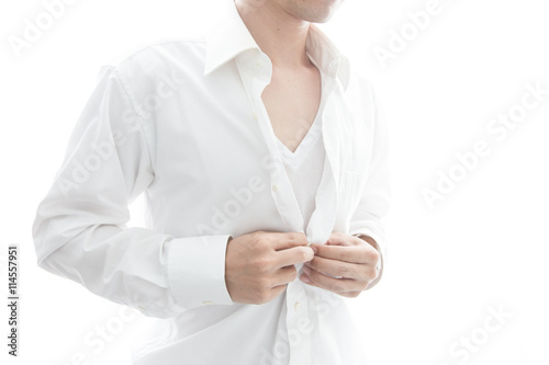 シャツを着る男性・白バック