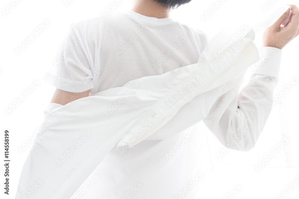 Fototapeta premium シャツを着る男性・白バック