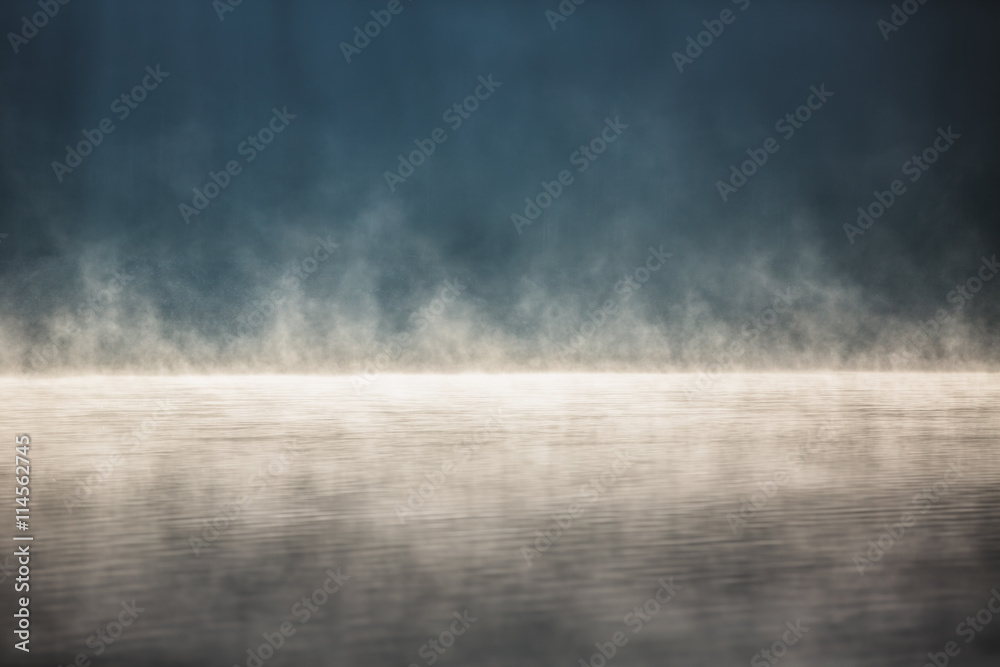 Naklejka premium Poranna mgła nad jeziorem