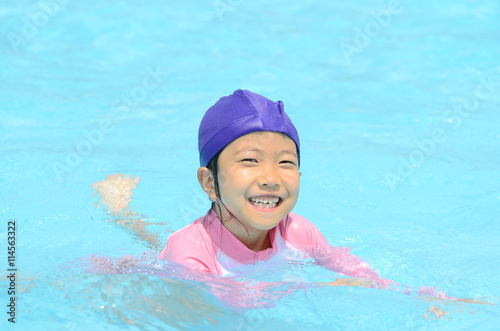 プールで遊ぶ女の子