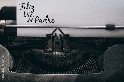 Feliz dia del padre written on paper