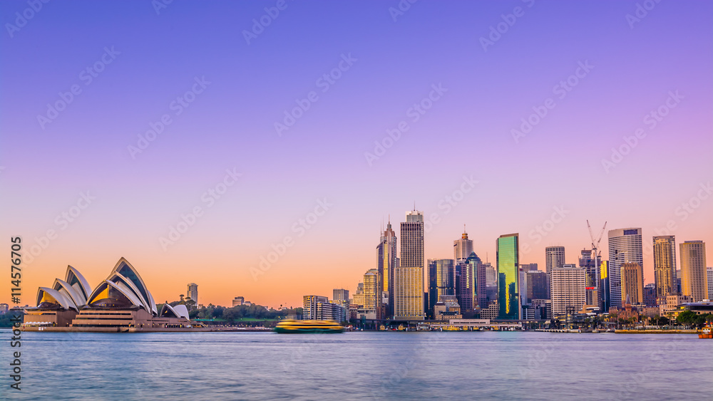 Obraz premium Panoramę miasta Sydney o wschodzie słońca z żywym kolorowym niebem.