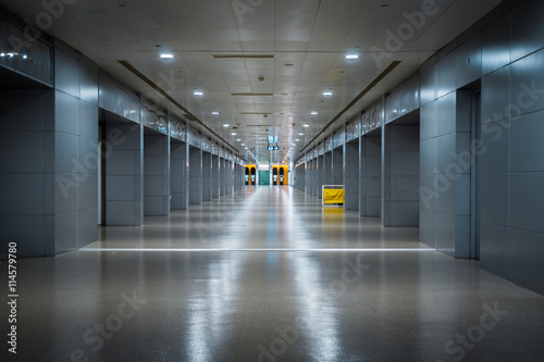 Billede på lærred Empty  corridor - airport, station