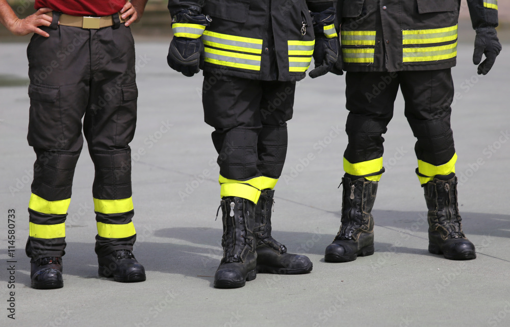 Obraz premium Wezwano strażaków do walki z pożarem