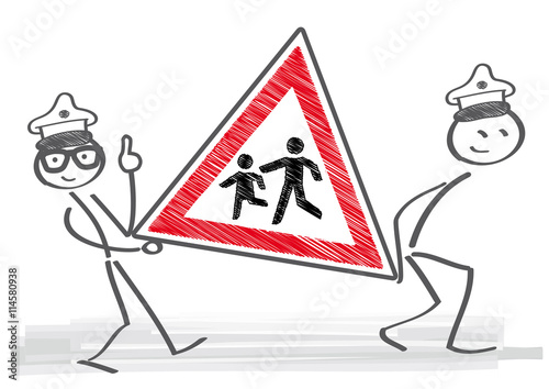 Polizisten tragen Verkehrsschild Achtung Kinder